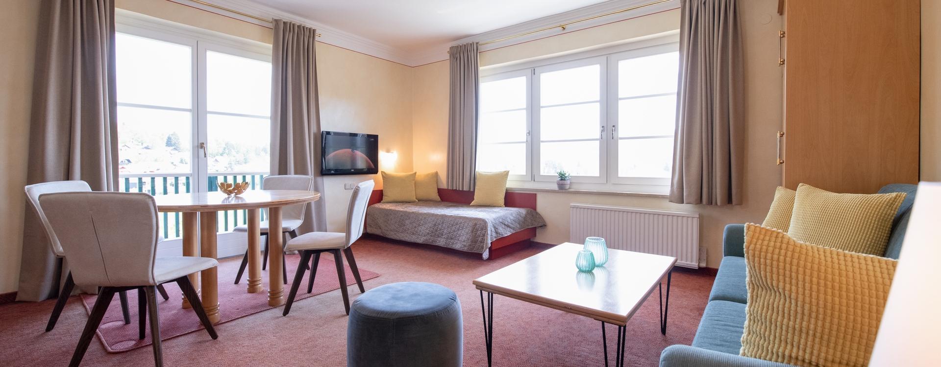 Ferienwohnung BUCHE - Wohnzimmer mit Balkon KPH_9651