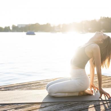 Yoga_am_Seerosensteg_-_Sujet_Bild_NAMASTE_AM_SEE_2022_(c)_Bianca_Jakobic__YOGA_am_Seerosensteg