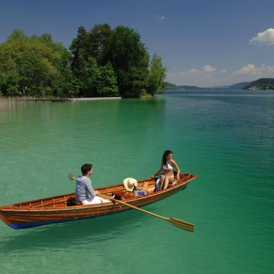 Wörthersee Impressionen - klares türkisblaues Wasser  boot-im-see