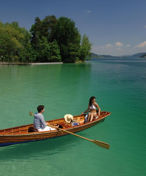 Wörthersee Impressionen - klares türkisblaues Wasser  boot-im-see